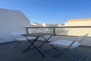 Outdoor dining - Faro's Retamar Cuddly Nest for 2 (Almería)