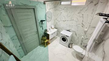 Douche, sĂšche-cheveux, serviettes fournies, savon