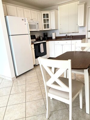 Microwave, oven - Beautiful 3rd Floor Gulf View Condo (Bonita Springs)