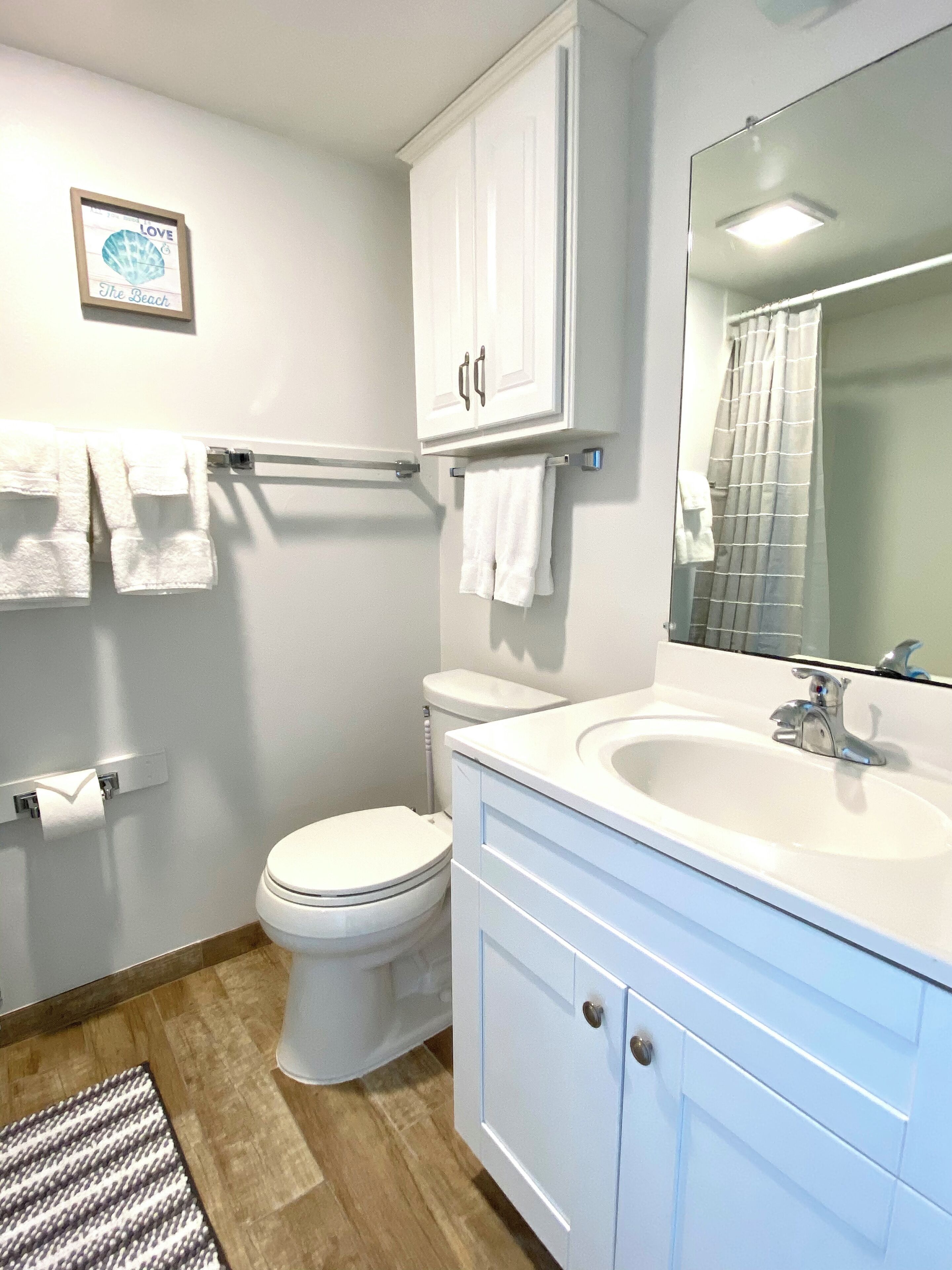 Séchoir à cheveux, serviettes fournies, savon, papier de toilette