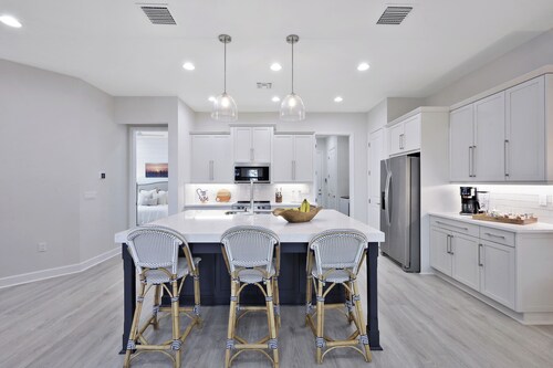 New 2-bedroom cottage close to downtown Naples  