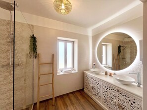 Dusche, Haartrockner, Handtücher, Seife