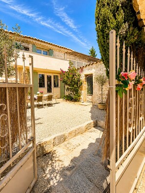 Terrace/patio - La Bohème 1 Mouries Centre, au Coeur des Alpilles : Cosy T2 Avec Jardin (Mouriès)