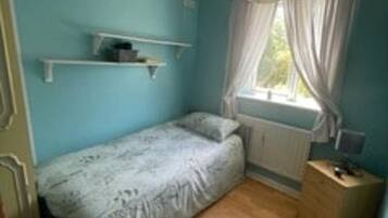 5 bedrooms, iron/ironing board, free WiFi, bed sheets
