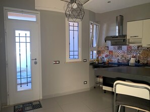 Fridge, oven, stovetop, coffee/tea maker - Quiet openspace with private access (Roma)