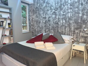 1 slaapkamer, een strijkplank/strijkijzer, wifi, beddengoed