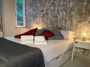 1 slaapkamer, een strijkplank/strijkijzer, wifi, beddengoed