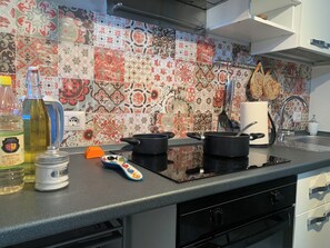 Een koelkast, een oven, een kookplaat, een koffiezetapparaat/waterkoker