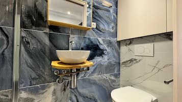 Een douche, een haardroger, handdoeken