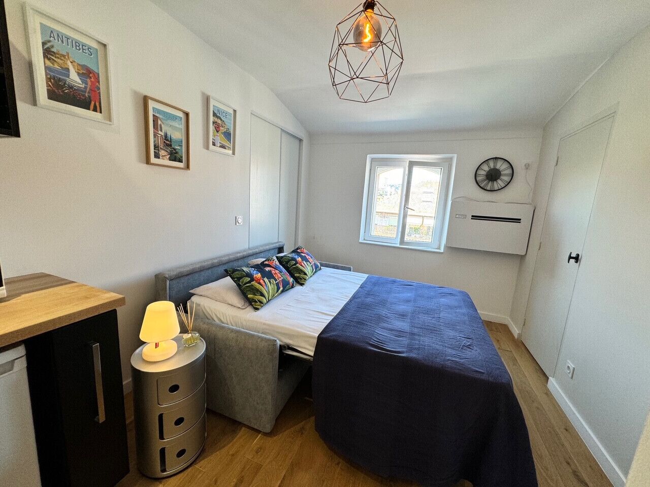 Een strijkplank/strijkijzer, gratis wifi, beddengoed