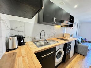 Kjøleskap, mikrobølgeovn, kokeplater og kaffetrakter/tekoker