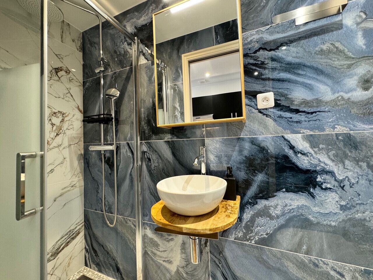 Een douche, een haardroger, handdoeken