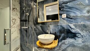 Dusche, Haartrockner, Handtücher