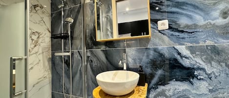 Douche, sèche-cheveux, serviettes fournies