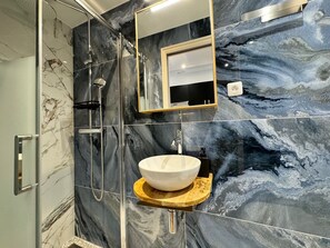 Dusj, hårføner og håndklær