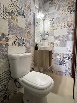 Regadera y papel de baño 