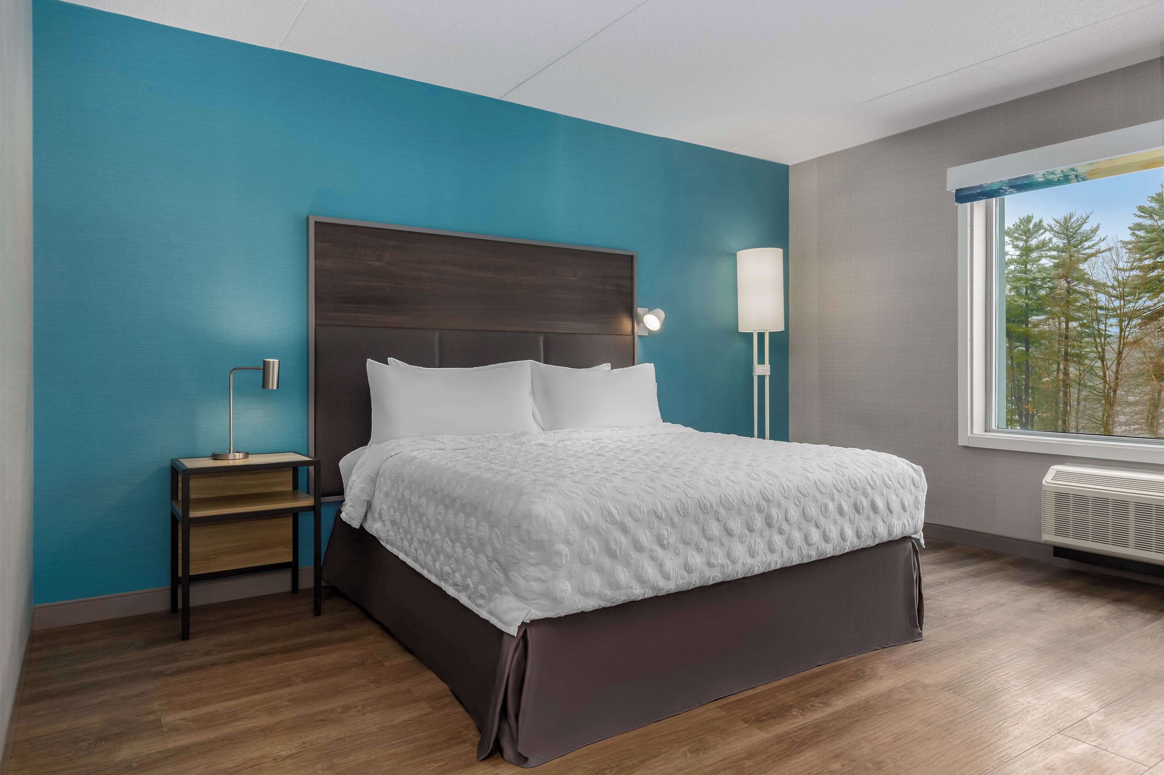 Verduisterende gordijnen, een strijkplank/strijkijzer