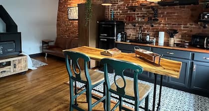 Cozy 1-studio apartment, industrial modern in charming Reading with WiFi, AC