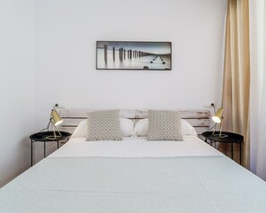 2 chambres, fer et planche à repasser, lit de bébé portatif