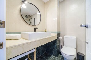 Douche, séchoir à cheveux, serviettes fournies, savon