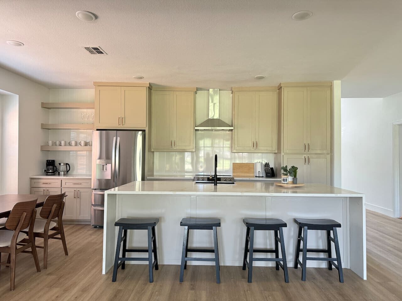 Jääkaappi, mikroaaltouuni, uuni, liesi