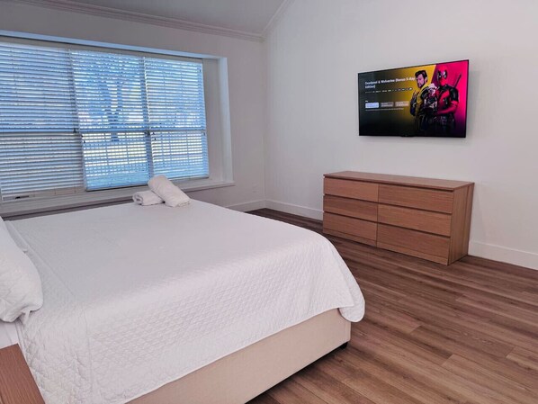 Desk, iron/ironing board, WiFi, bed sheets