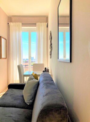20-inch Smart TV with digital channels - Bright studio with balcony - Visconti 14 (Milan)