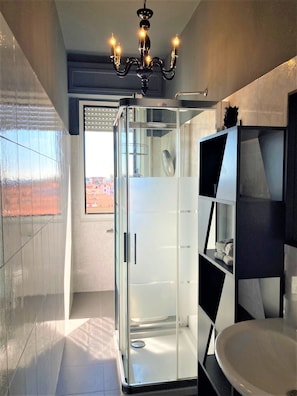 Dusche, Regendusche, Haartrockner, Bidet