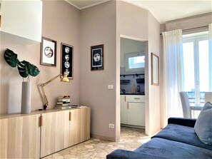 20-inch Smart TV with digital channels - Bright studio with balcony - Visconti 14 (Milan)