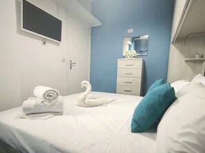 1 bedroom, bed sheets