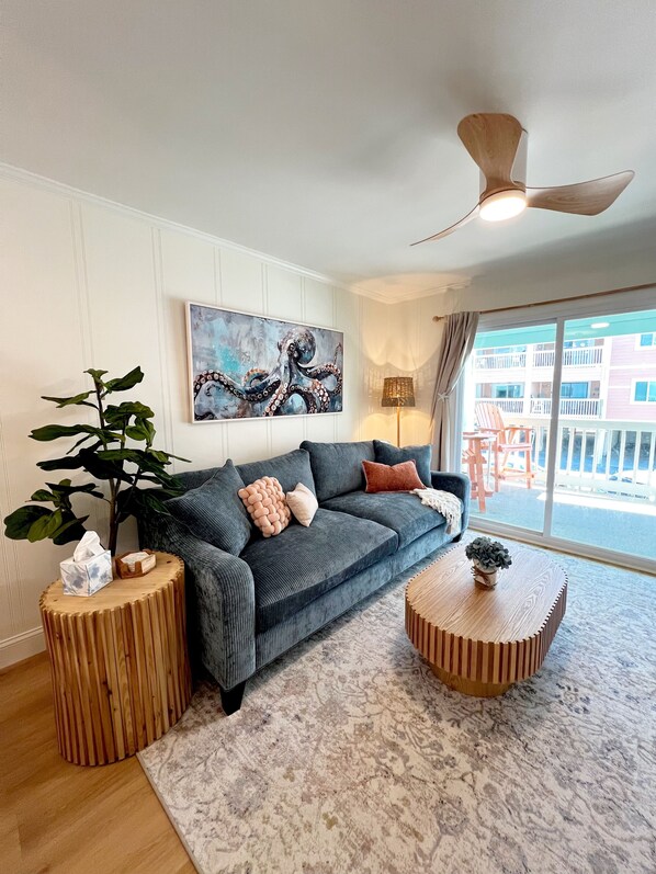 Smart TV, books - Christmas at the beach! Cozy Luxe Beach Condo: Fully Renovated + Pool (Murrells Inlet)