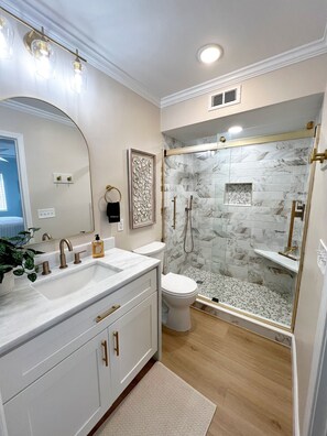 Hair dryer, towels, soap, shampoo - Cozy Luxe Beach Condo: Fully Renovated + Steps From The Beach + Pool (Murrells Inlet)