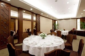 A conference room with round tables, chairs, and a white tablecloth. - Rosedale Hotel & Suites (Guangzhou)