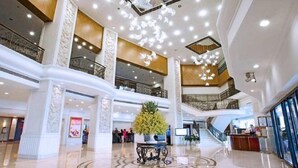 A spacious, multi-level atrium with a central decorative fountain, polished floors, and a modern ceiling design. - Rosedale Hotel & Suites (Guangzhou)
