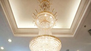 A grand chandelier with multiple tiers and crystal decorations hanging from the ceiling. - Rosedale Hotel & Suites (Guangzhou)
