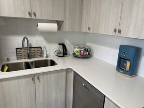 Private kitchen - 2-bedroom apartment in adorable Calgary with WiFi (Calgary)