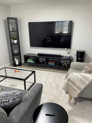 Living area - 2-bedroom apartment in adorable Calgary with WiFi (Calgary)