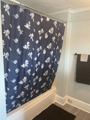 Handtücher, Seife, Shampoo, Toilettenpapier