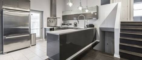 冷蔵庫、電子レンジ、オーブン、コンロ