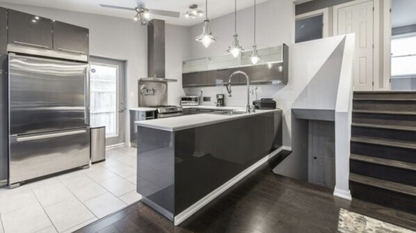 Frigorífico, microondas, horno y placa de cocina