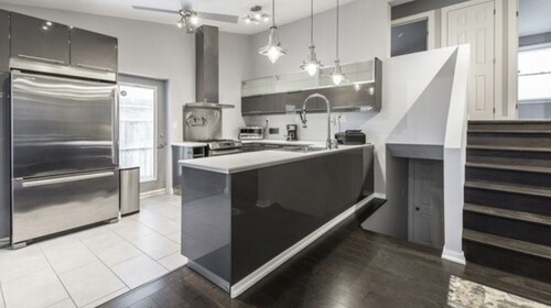 WORLD CUP! Entire Modern Home BOOK NOW! 10 Mins from Toronto Stadium and Airport