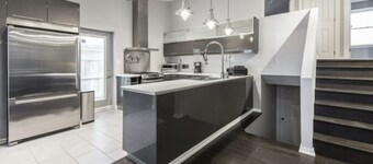 WORLD CUP! Entire Modern Home BOOK NOW! 10 Mins from Toronto Stadium and Airport