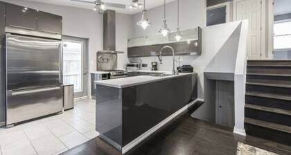 WORLD CUP! Entire Modern Home BOOK NOW! 10 Mins from Toronto Stadium and Airport
