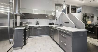 BOOK NOW!! King bed! Entire Home! Perfect location. 5 star accommodation!!