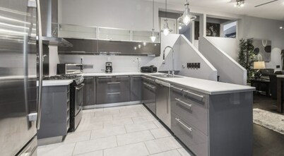 BOOK NOW!! King bed! Entire Home! Perfect location. 5 star accommodation!!