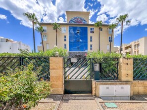 Property grounds - 2-bedroom apartment with pool, gym, and activities in Estepona (Estepona)