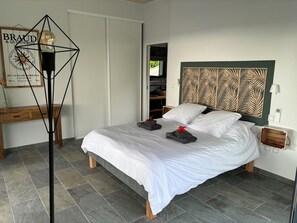 2 quartos, escrivaninha, ferros/tábuas de passar roupa, berço de viagem