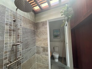 Douche, serviettes fournies, savon, papier de toilette