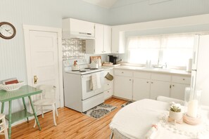 Réfrigérateur, micro-ondes, plaque de cuisson, cafetière/bouilloire