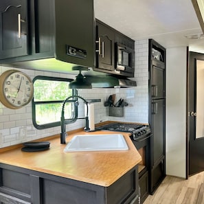 Private kitchen - Cozy 2-bedroom mobile home with Pool, AC in lovely Gardiner (Gardiner)